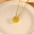 Goldene Halskette mit strukturiertem Rundanhänger, Herzakzenten und feiner Boxkette - Halskette O / 40+5cm