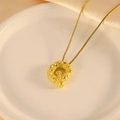 Goldene Kette mit Buchstabe Q Anhänger und strukturierter Oberfläche auf Seide - Halskette Q / 40+5cm