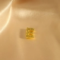 Goldener Buchstaben-Anhänger E mit Herzmustern auf luxuriösem Seidenhintergrund - Anhänger E