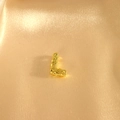 Goldener Buchstabe L Anhänger mit Lavatextur auf elegantem champagnerfarbenem Seidenstoff - Anhänger L
