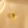 Goldener runder Anhänger mit matter Oberfläche und Herzmuster auf Seidenhintergrund - Anhänger O