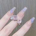 Nahaufnahme von rosa Kristallen auf verstellbarem Silberring mit Nailart-Hintergrund - Einstellbar Offen / Geometrischer Doppelter Diamant Stil (JZ3399) / Silber