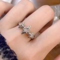 Gros plan détaillé d'une bague étoile en pierre de lune au doigt avec détails brillants - Style Pierre de Lune Étoilée (JZ2752)