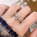 Gros plan d'une bague irrégulière en argent sertie de cristaux étincelants en étoile - Style Croix Texture de Lave (JZ2754)