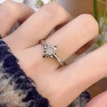 Gros plan d'une bague en pierre de lune argentée avec texture lave et motif d'étoile - Style Rayon d'Étoile Texture de Lave Pierre de Lune (JZ2809)