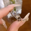Vue macro d'une bague en pierre de lune argentée avec un design torsadé irrégulier - Style Argent Branche Zircon (JZ3809)