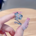 Nahaufnahme des unregelmäßigen Vogel-Blumen-Rings mit rosa Zirkonia und Silbertextur - Rosa Floral Schmetterling Stil (JZ3015)