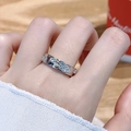 Detailaufnahme eines unregelmäßigen Silberrings mit Zirkonia an der Hand eines Models - Unregelmäßiger Flüssigmetall Zirkonia Stil (JZ3119)