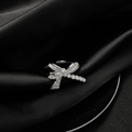 Makro-Detail des silbernen Libellenrings mit Zirkonia-Flügeln und Perlenbesatz - Silber Libelle Künstliche Perle Stil (JZ0246)