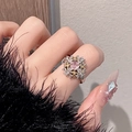 Dettaglio dell'anello con gemma rosa e lussuoso pavé di zirconi a forma di stella - Design Fiocco di Neve Rosa (JZ0972)