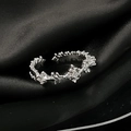 Detail eines silbernen Dornenrings mit Zirkoniasteinen auf schwarzem Satinstoff - Silberner Unregelmäßiger Dornenstil (JZ1001)