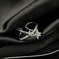 Makroaufnahme vom silbernen Doppelsternring mit Zirkonia-Diamanten auf schwarzem Satin - Silber Doppelstern Reihenbohrer Stil (JZ0247)
