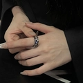 Detailaufnahme des gotischen Rings mit geprägtem Band und blauem Edelstein-Inlay - Vintage Relief Dunkelblauer Künstlicher Edelsteinstil (JZ4137)