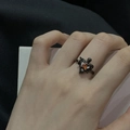 Makroaufnahme eines gotischen schwarzen Metallrings mit einem orangefarbenen Herz-Edelstein - Schwarzer Drache Mond Orange Herz Stil (JZ4136)
