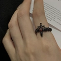 Detail eines gotischen schwarzen Rosenrings mit rotem Herzstein und Kreuz an der Hand - Kreuzschwert Rose Roter Edelstein Stil (JZ4133)