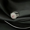 Detalle macro de un anillo de plata ajustable con circón rosa ovalado y halo de diamantes - Estilo Girasol Ovalado Rosa (JZ4469)