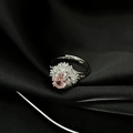 Detalle macro de anillo de lujo con circón rosa ovalado y micro-pavé sobre seda negra - Estilo Clúster de Flores Ajustable Ovalado Rosa (JZ4601)