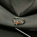 Anillo gótico de murciélago con alas negras y detalle central de piedra circón naranja - Estilo Forma Murciélago Gótico (JZ4362)
