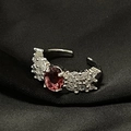 Primer plano de anillo abierto de plata con gema roja ovalada y circonitas blancas - Estilo Clúster Ovalado Rojo Oscuro (JZ4431)