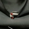 Detalle del anillo bypass con dos rubíes rojos en forma de corazón y pavé de circonitas - Estilo Corazón Rojo Zirconia Bypass (JZ0142)