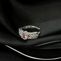 Detalle de anillo ajustable de plata con circón rosa sobre fondo de seda negra - Estilo Diamantes Pave Ovalado Rosa (JZ4518)