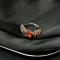 Detalle de anillo ajustable de plata con piedra naranja de corte cojín y pavé de circonitas - Estilo Talla Cojín Naranja (JZ4623)