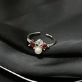 Vista de detalle de anillo plateado con perla blanca y gemas rojas sobre tela negra - Anillo Color Perla y Rubí (JZ4434)