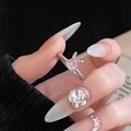 Nahaufnahme eines Rings mit rosa Zirkon und Hasenohren an Hand mit Paillettennägeln - Runder Rosa Zirkonia Hasenohr-Stil (JZ4604)