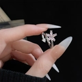 Detailansicht des rosa Zirkonia-Blumenrings mit Silberbasis und offenem Design - Rosa Fünfblättrige Blume-Stil (JZ4354)