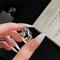 Lussuoso anello aperto dorato con cristalli blu e zirconi scintillanti da donna - Gemma Blu Stile Cigno Fascia Dorata (JZ4668)