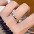 Vue macro d'une bague tordue argentée avec de petits cristaux et un design ondulé élégant - Style Bague Fine Texture Torsadée (JZ3770)
