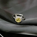 Detalle de anillo de plata con forma de gato, piedra amarilla y circonitas blancas - Estilo Forma Cabeza de Gato Amarilla (JZ4617)