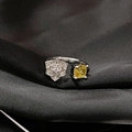 Primer plano de un anillo bypass de plata con flor de pavé y gema amarilla cuadrada - Estilo Bypass Zircon Amarillo Floral (JZ4517)