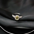 Detalle de anillo ajustable de plata con gema amarilla ovalada y pavé de circonitas - Estilo Halo Ovalado Amarillo (JZ4514)