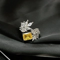 Detalle de anillo de plata con gema amarilla rectangular y circonitas blancas brillantes - Estilo Ala Rectangular Amarilla (JZ4372)