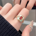 Détail d'une bague en émail vert menthe avec pierre rouge et accents de zircone cœur - Style Émail Cœur Pierre Rouge(JZ4073)