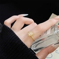 Detailaufnahme von goldener drehbarer Ring mit Kronenmuster und funkelnden Steinen - Einstellbar Offen / Gold (Drehbarer Geweih-Stil - JZ0522)
