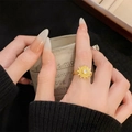 Primer plano detallado de un anillo vintage dorado en forma de sol con piedra blanca - Abierto Ajustable / Estilo de Estrella de Sol (JZ5057)