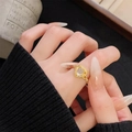 Anillo vintage de oro en forma de corazón con piedra lunar en mano de mujer - Abierto Ajustable / Estilo de Corazón Vintage (JZ5229)