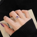 Detalle de anillo de plata con gema púrpura y pavé de diamantes en el dedo - Estilo Simple de Racimo Redondo Clásico (JZ5591)