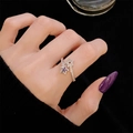 Vista macro de anillo plateado con gema de estrella púrpura y detalles brillantes - Estilo de Estrella Doble Entrelazada con Diamantes (JZ5595)