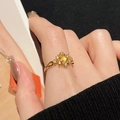 Vintage Opal-Ring mit goldenem Seilband und Zirkonia am Finger eines Models - Einstellbar Offen / Gelber Katzenaugen-Seildreh-Stil (JZ1624) / Gold