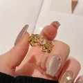 Nahaufnahme eines goldenen Vintage-Rings mit hohlem Blumendesign und ovalem Edelstein - Einstellbar Offen / Ovale Geschnitzte Art (JZ4282) / Gold