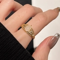 Makro-Detail des Vintage-Goldrings mit opalartigem Stein und Pavé-Zirkonia-Akzenten - Einstellbar Offen / Hohl Strass Oval Stil (JZ5442) / Gold