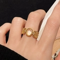 Makro-Detail eines Vintage-Goldrings mit ovalem Mondstein und funkelnden Zirkonia-Steinen - Einstellbar Offen / Kreuzblütenblatt Cabochon Stil (JZ5443) / Gold