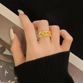 Detail van vintage goudgeborstelde brede ring met klaveruitsnijdingen en zirkoon - Geborstelde Bloemen Holle Stijl (JZ5360)
