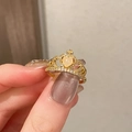 Detail eines goldenen Kronenrings im Vintage-Stil mit Herz-Opal und Zirkonia-Besatz - Einstellbar Offen / Kronen Herz Stil (JZ5689) / Gold