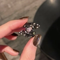 Makro-Detail des gotischen Rankenrings in Schwarz mit rosa birnenförmigem Zirkonia - Einstellbar Offen / Rosa Ranke Stil (JZ5847)