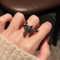 Detailaufnahme des gotischen Rabenrings mit rotem Zirkonstein und schwarzer Federstruktur - Einstellbar Offen / Rabe Mit Rotem Edelstein Stil (JZ5848)