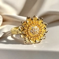 Gros plan sur une bague tournesol dorée avec pétales détaillés et cristaux étincelants - Style Tournesol (JZ4900)